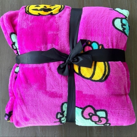 Hello Kitty Frankenstein blanket - Picture 2 of 2